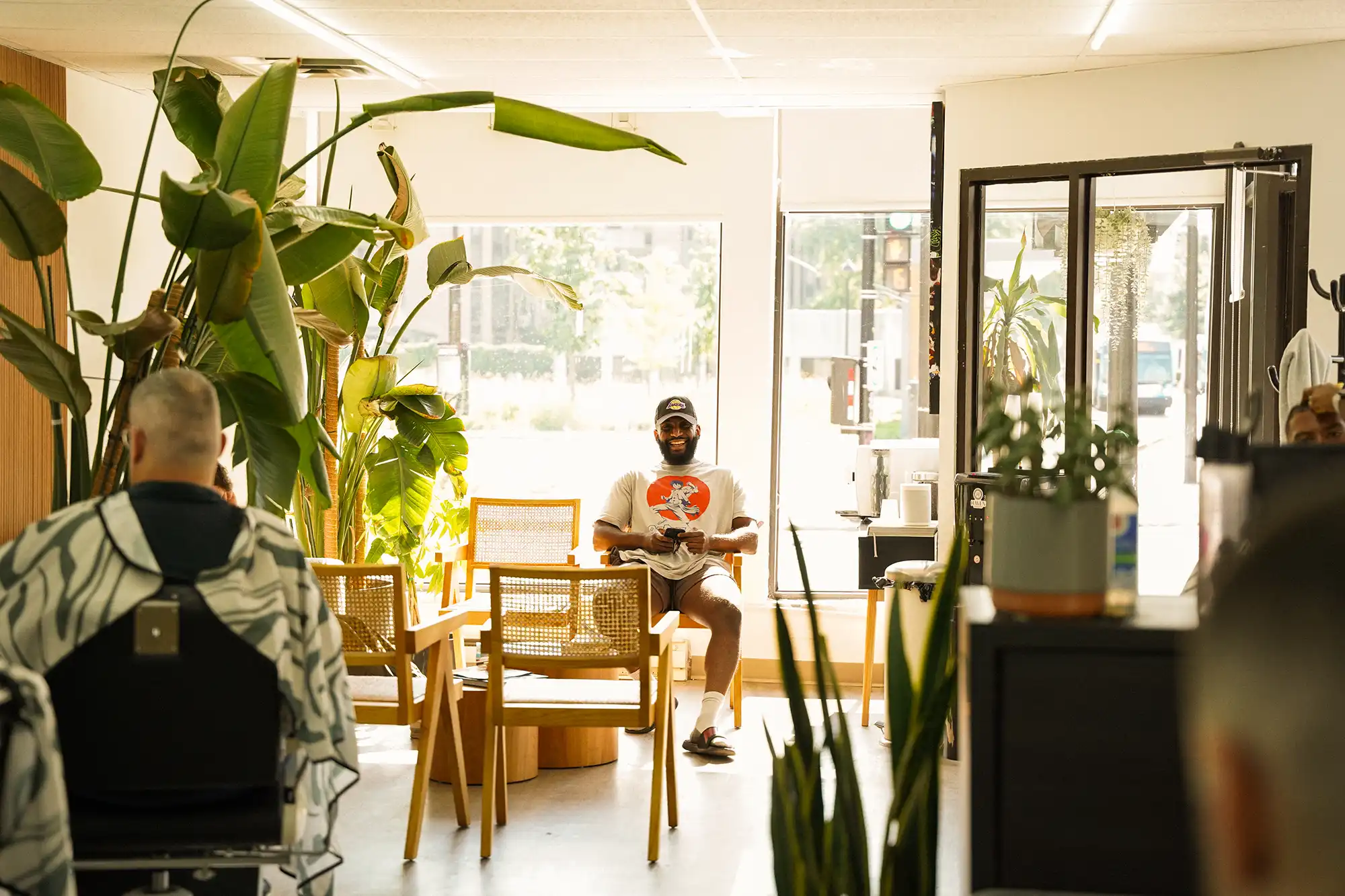 Le coin d'attente de Haven, fauteuil en cannage et grandes plantes